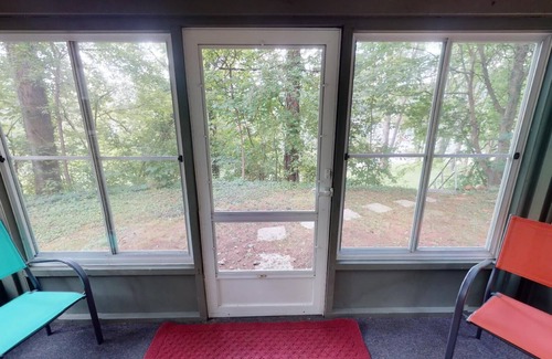 Logan Cottage | Majestic Pines: Budget-friendly 4 person cottage near Lake Logan: Hot tub/WiFi