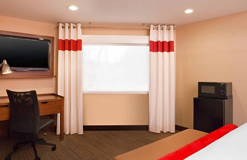 Christiana House | Majestic Room to Stay w/ Excellent Room Service!