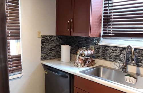Detroit House | "Make Memories in Detroit: Reserve Your Dream Rental Today!"