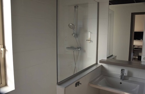 9th Arrondissement Hotel | Making The Best Memories Along The Way! 2 Relaxing Units, Pets Are Welcome!