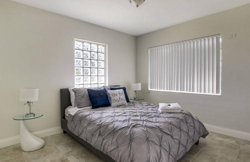 Santa Barbara Estates House | MALIBU BEACH HOUSE! 2BEDRM/2BATH! FREE PARKING!