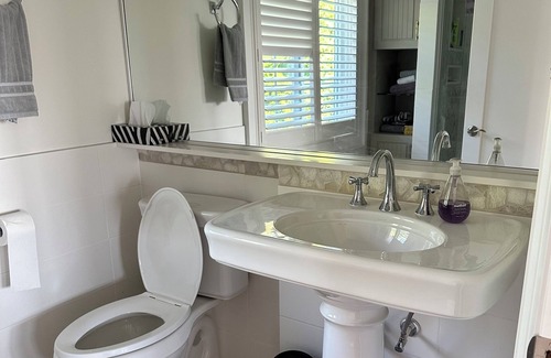 Big Bay Point Cottage | Malibu Inspired 2-Bedroom Lakefront cottage in Big Bay Point. 45 min from GTA!