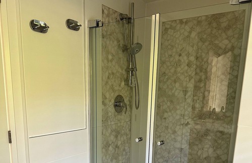 Big Bay Point Cottage | Malibu Inspired 2-Bedroom Lakefront cottage in Big Bay Point. 45 min from GTA!