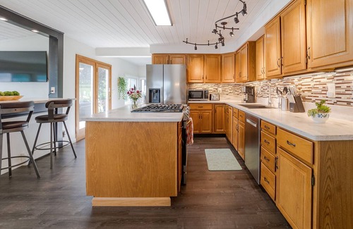 Dundee Cabin | Mallards Landing is a Charming WANETA LAKE cottage with hot tub & amazing views