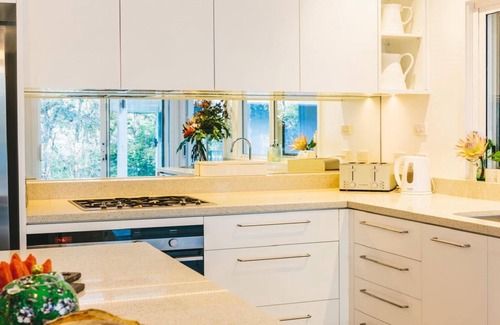 Macmasters Beach House | MALOLO | Costal Retreat , WIFI | Accom Holidays