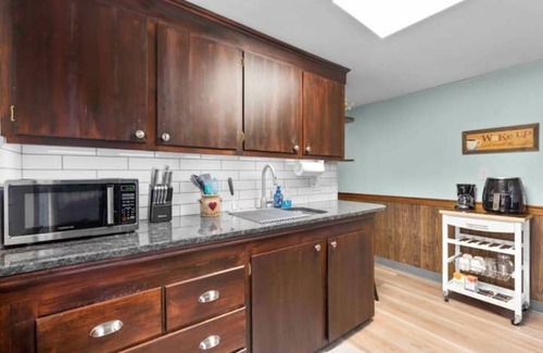 Manchester Apartment | Manchester 1-Bedroom Oasis APT Near Downtown Main Street. Pet-Friendly!