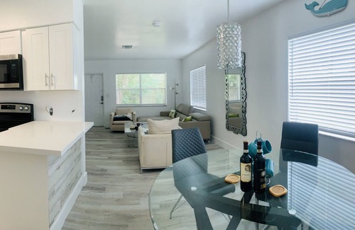 Central Oakland Park Apartment | Mango#2 2 bed, 1 full Bathroom, minutes to beaches, restaurants