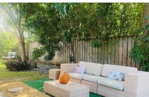 Central Oakland Park Apartment | Mango#2 2 bed, 1 full Bathroom, minutes to beaches, restaurants