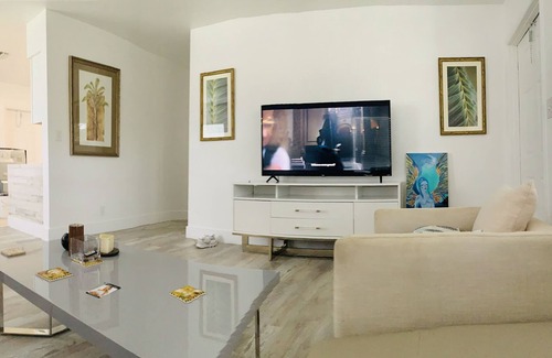 Central Oakland Park Apartment | Mango#2 2 bed, 1 full Bathroom, minutes to beaches, restaurants