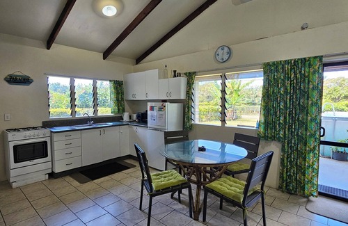Ngatangiia Cottage | Mango Cottage with A/C, Unlimited Wifi, Plunged pool