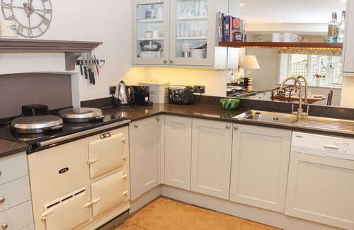 Ampney Crucis Cottage | MANOR COTTAGE, pet friendly, character holiday cottage in Poulton