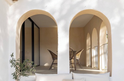 Subirats House | Manor house in a vineyard estate, 35' from Barcelona