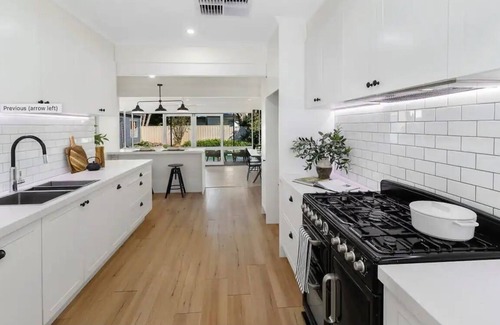 Mansfield House | Mansfield Family Getaway - sleeps 10