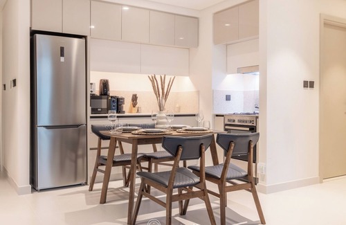 Dubai Marina Apartment | Manzil - Stylish 1BR in Emaar Beachfront