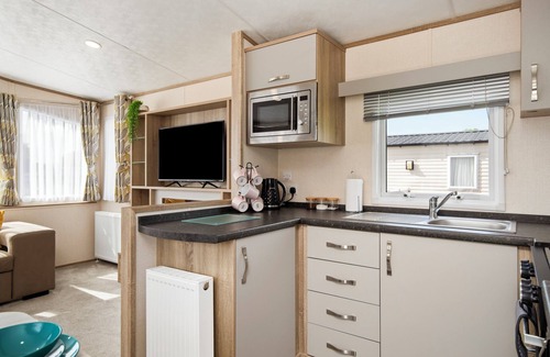 Begelly Ski Chalet | Maple - Near Folly Farm, Cosy Retreat