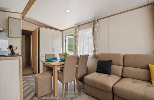 Begelly Ski Chalet | Maple - Near Folly Farm, Cosy Retreat