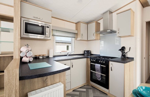 Begelly Ski Chalet | Maple - Near Folly Farm, Cosy Retreat