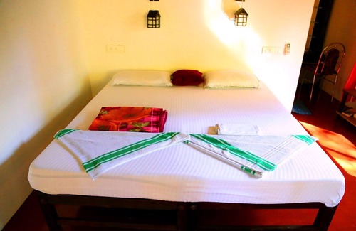 Mararikulam Bed & Breakfast | Marari John Villa: Serene Bliss by Sandy Beach & Gardens at Marari. 🏡🌊