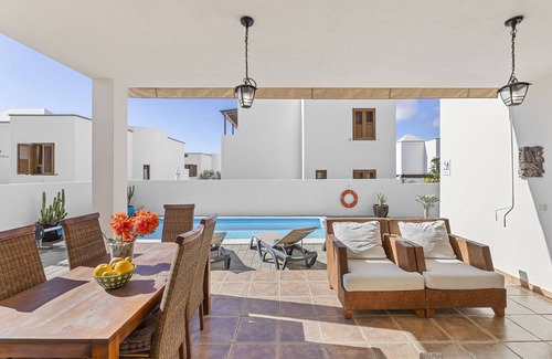 Costa Teguise Villa | Maravillosa villa con piscina climatizada!