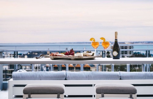 Mandurah Apartment | Marco Polo - Exclusive Escapes. Luxury 3 bed penthouse on Mandurah foreshore with pool, spa & gym.