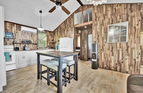 Notre-Dame-de-Pontmain Cottage | Marina cottage waterfront