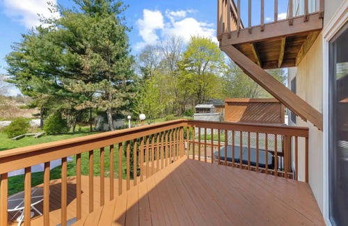 Guilford House | Marina Chic: Bright Seaside Gem. 3 Bed/3 Full Bath. Walk to restaurants/beach