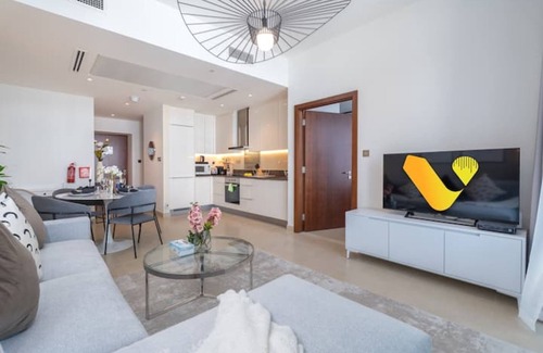Dubai Marina Apartment | Marina Gate Pool View