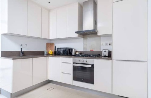 Dubai Marina Apartment | Marina Gate Pool View