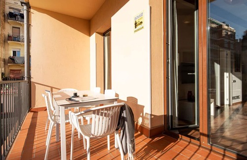 Sant Antoni Apartment | Market Building! Perfect for business travelers and big groups!