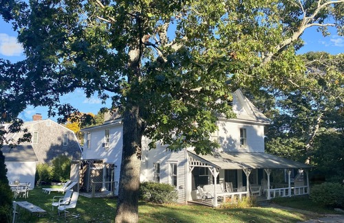 East Chop House | Martha’s Vineyard 7 Bedroom Vintage Home! 15 min walk to beaches and Oak Bluffs!