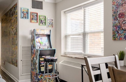 Country Club Plaza Area Apartment | Marvel Comics 2 Bedroom Apt on the KC Plaza w/Pool