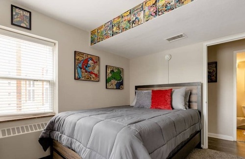 Country Club Plaza Area Apartment | Marvel Comics 2 Bedroom Apt on the KC Plaza w/Pool