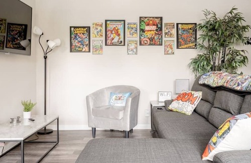 Country Club Plaza Area Apartment | Marvel Comics 2 Bedroom Apt on the KC Plaza w/Pool