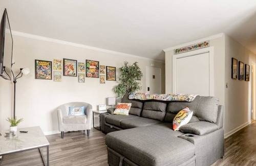 Country Club Plaza Area Apartment | Marvel Comics 2 Bedroom Apt on the KC Plaza w/Pool