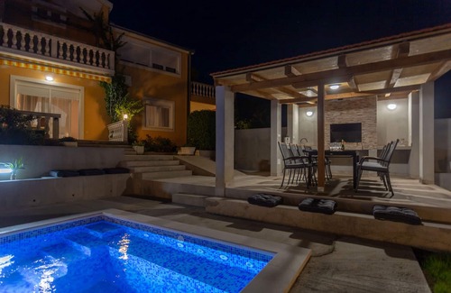 Kastel Sucurac Apartment | Mary - Spacious apartment + private pool, garden