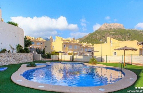 Calpe Ski Chalet | MARYVILLA townhouse in Calpe – 3 bedrooms, sea views, 2 terraces, barbecue, air conditioning and Wi-Fi