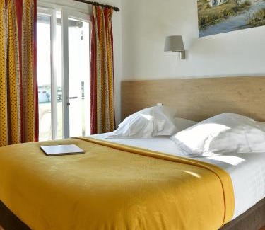 Saintes-Maries-de-la-Mer Hotel | Mas de la Grenouillère Hôtel et Centre équestre en pleine nature