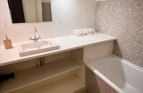 Tarascon House | Mas De Monge