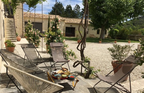 Valreas House | Mas de St Chétin, an authentic place which welcomes companies, friends, families.