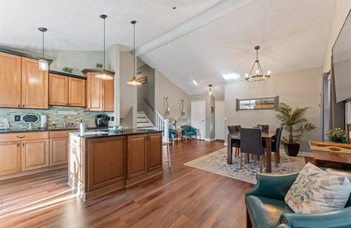 Mason House | Mason 3 bedroom Oasis! Walking distance to Deerfield shopping and restaurants!