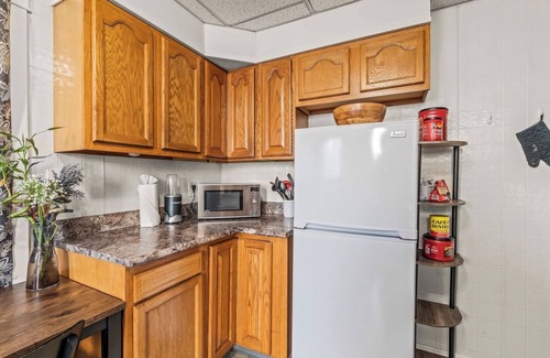 Swarthmore Apartment | Massive 1B/1B - King-Bed & Lounge/Living Room & Sunroom w/Parking!