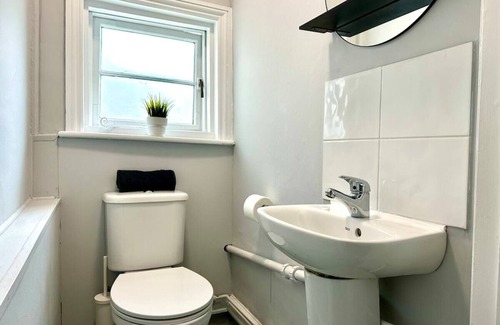 Canford Cliffs Apartment | Massive 4 bedroom Duplex Apartment + Free Parking