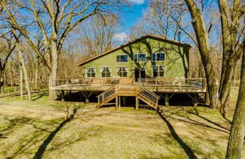 Dixon Cabin | MASSIVE 5 BED WATERFRONT COZY CABIN GETAWAY!