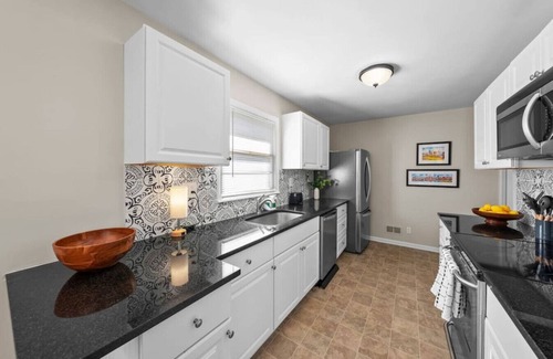 Rosedale House | Massive 5 bedroom with hot tub/Close to Plaza