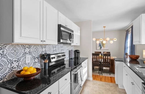 Rosedale House | Massive 5 bedroom with hot tub/Close to Plaza