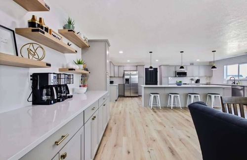 Meridian House | Massive Gathering Home with Ballroom - Sleeps 32+