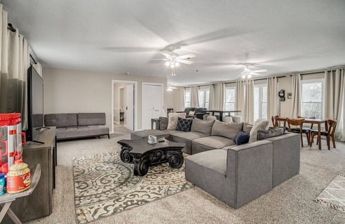 Raytown House | Massive Home 5 mins to Arrowhead Stadium and 15 mins from Downtown Kansas City