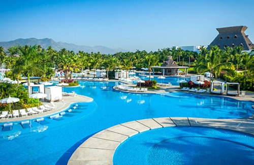 Playa Diamante Resort | Master Bedroom at The Sea Garden Resort, Acapulco