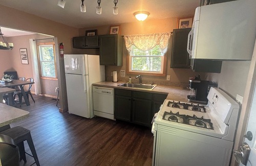 Wetmore House | Masters Retreat: Cozy Up by the Fire and Enjoy Autumn by the Lake!