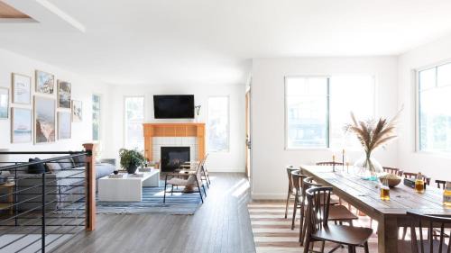 Point Loma Heights House | Maven by AvantStay 5 Minutes to the Beach Ocean Views Spacious Design